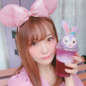 hitomi(志賀瞳)のメイドカフェ店舗一覧(アットホームカフェ)と料金！年収やwiki経歴！【プロフェッショナル】